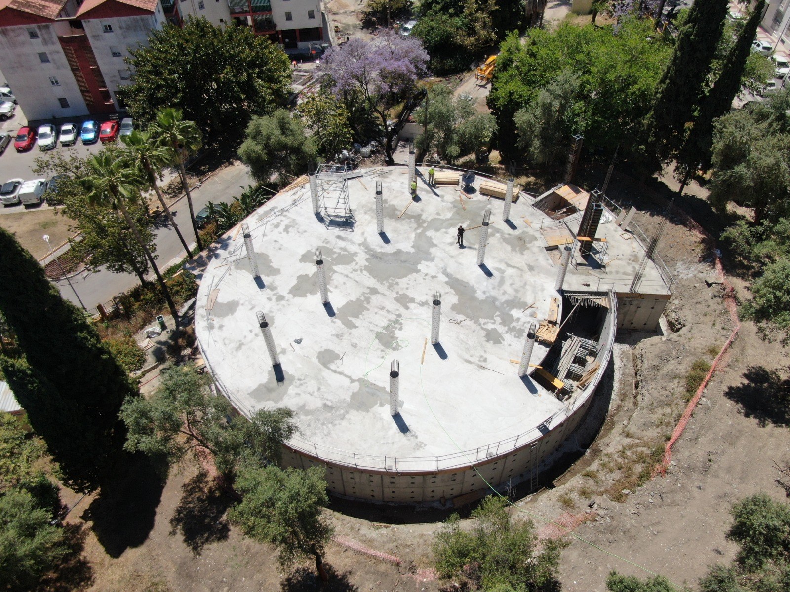 Biblioteca Pública El Arquillo en San Pedro de Alcántara, Marbella — estructura circular de hormigón armado
